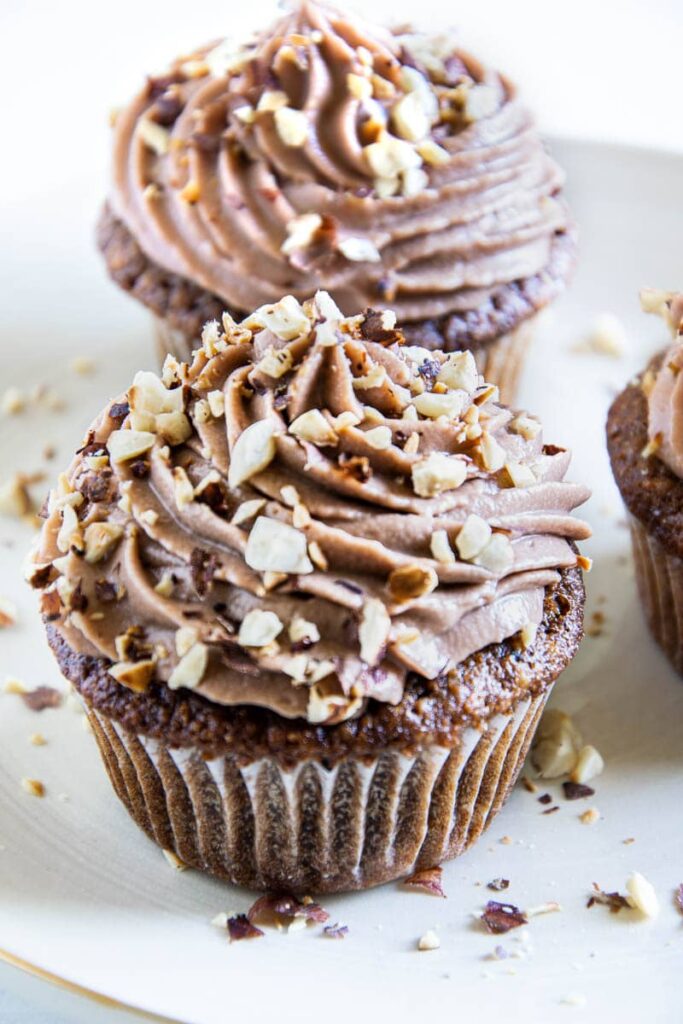 Fokus auf das Sahne-Mascarpone-Topping eines Haselnuss-Nougat-Cupcakes