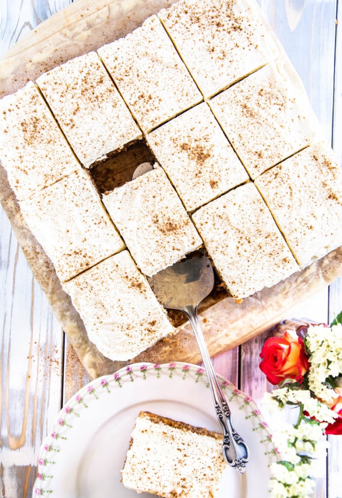 Saftiger Karottenkuchen mit weißer Schokocreme