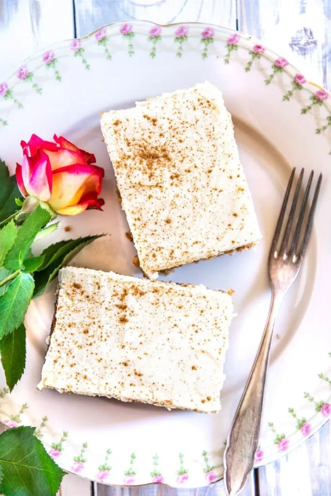 Saftiger Karottenkuchen mit weißer Schokocreme