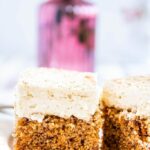 Saftiger Karottenkuchen mit weißer Schokocreme