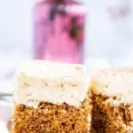 Saftiger Karottenkuchen mit weißer Schokocreme