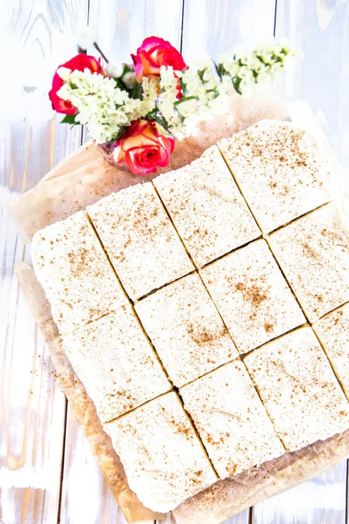 Saftiger Karottenkuchen mit weißer Schokocreme