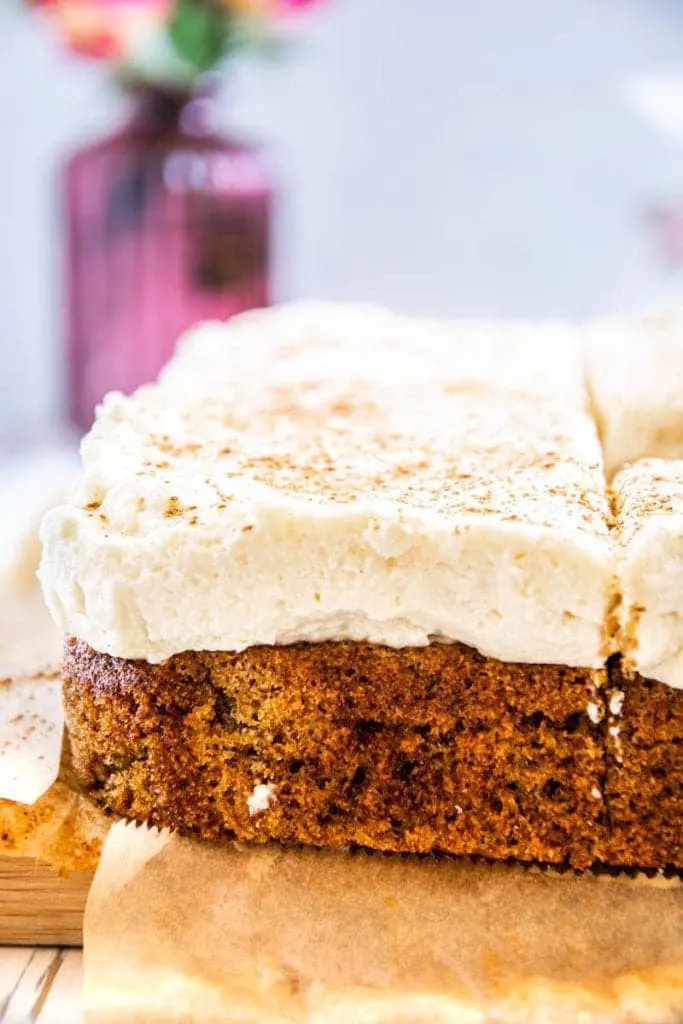 Saftiger Karottenkuchen mit weißer Schokocreme