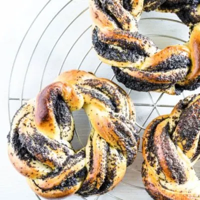 Flaumig weiche Mohnkränze aus einfachem Hefeteig