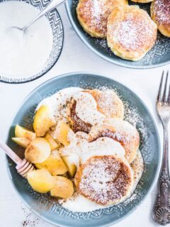 Syrniki – Russische Topfenpfannkuchen (Quarkpfannkuchen) mit Vanillejoghurt und Apfelkompott