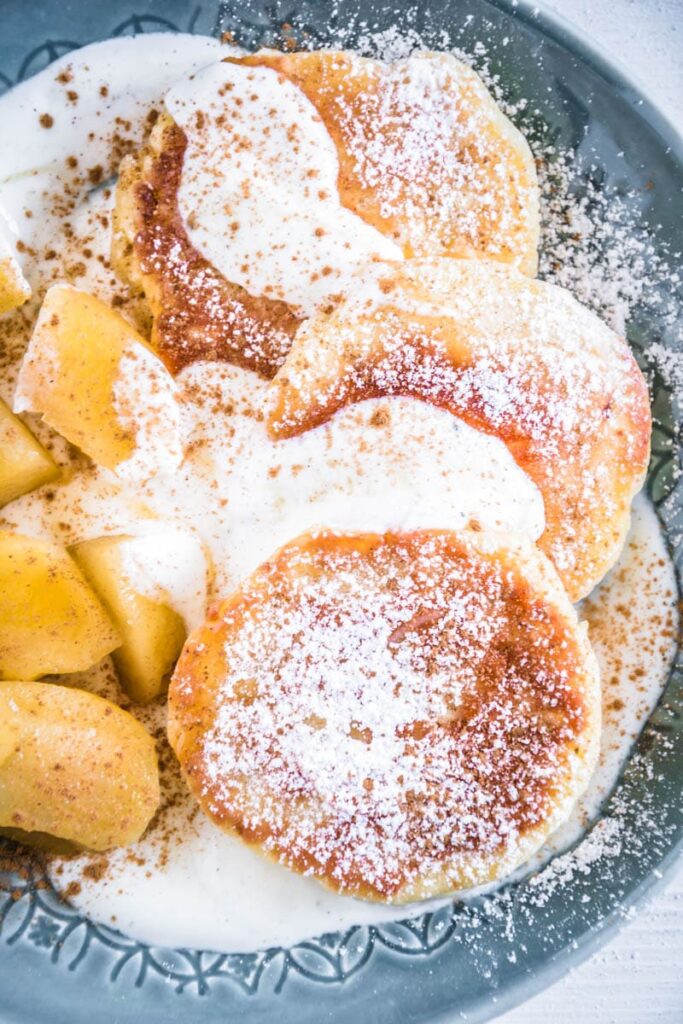 Syrniki – Russische Topfenpfannkuchen (Quarkpfannkuchen) mit Vanillejoghurt und Apfelkompott