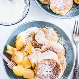 Syrniki – Russische Topfenpfannkuchen (Quarkpfannkuchen) mit Vanillejoghurt und Apfelkompott