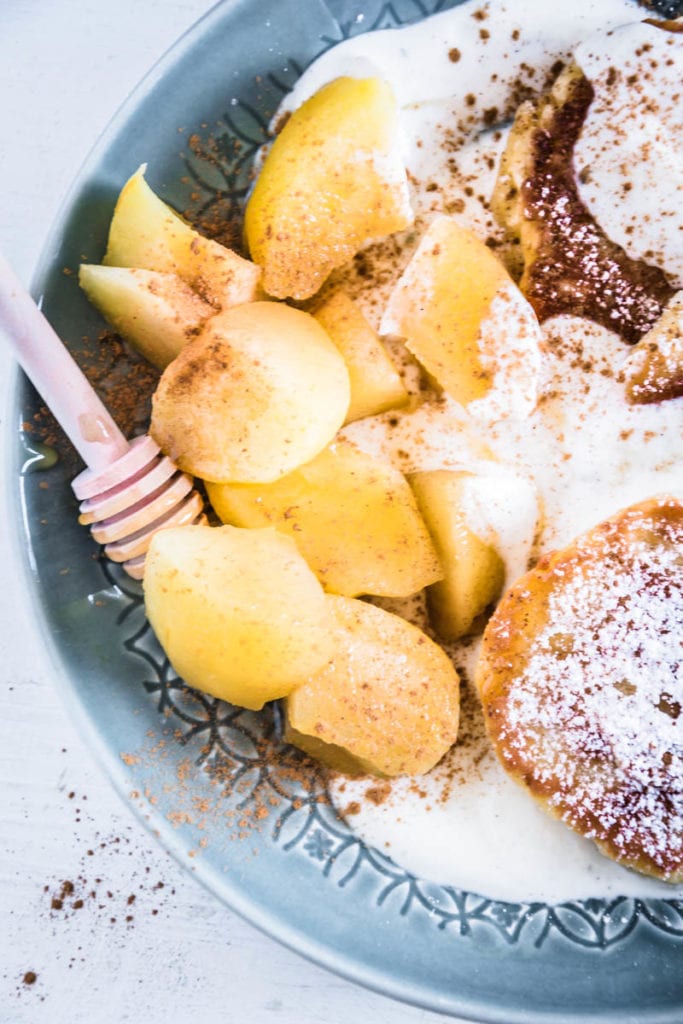 Syrniki – Russische Topfenpfannkuchen (Quarkpfannkuchen) mit Vanillejoghurt und Apfelkompott