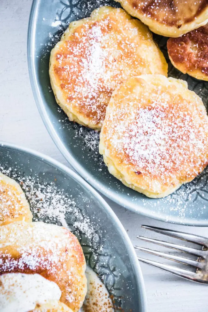 Syrniki – Russische Topfenpfannkuchen (Quarkpfannkuchen) mit Vanillejoghurt und Apfelkompott