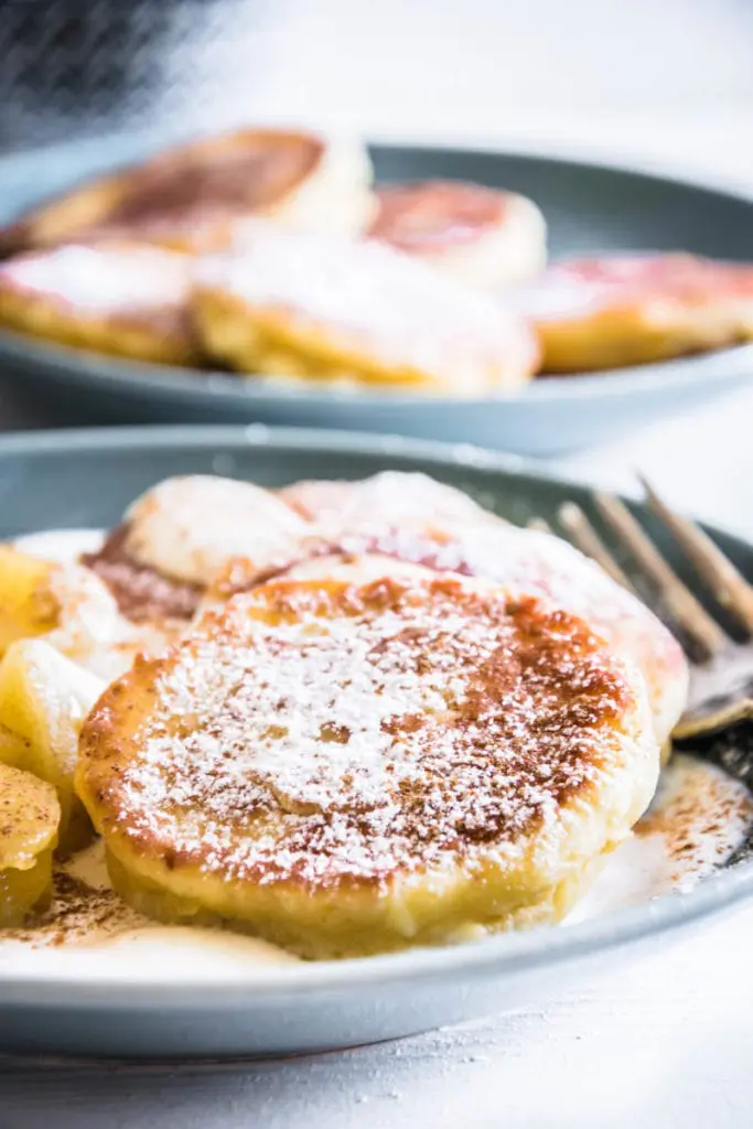 Syrniki – Russische Topfenpfannkuchen (Quarkpfannkuchen) mit Vanillejoghurt und Apfelkompott