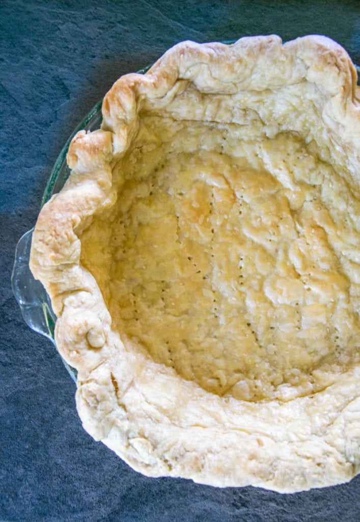 Blindbacken von Dinkel-Sesam-Mürbteig für die Bärlauch-Quiche