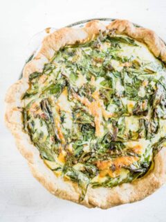 Bärlauch-Quiche mit Dinkel-Sesam-Mürbteig