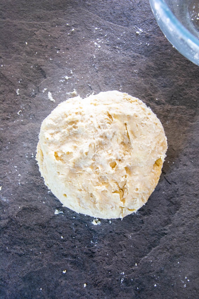 Zubereitung von Dinkel-Sesam-Mürbteig für die Bärlauch-Quiche