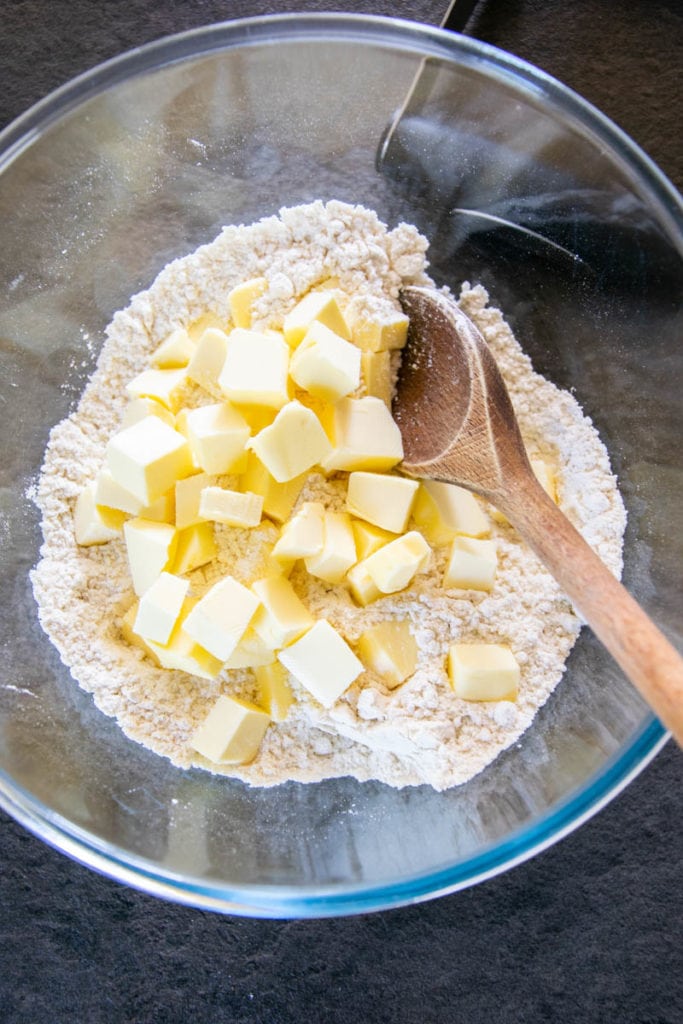 Zubereitung von Dinkel-Sesam-Mürbteig für die Bärlauch-Quiche