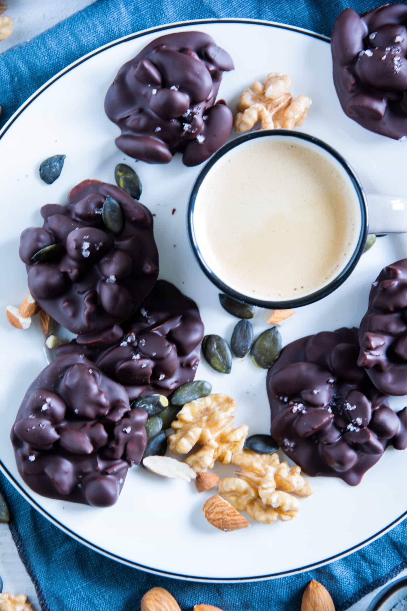 Keto-Schoko-Nuss-Küsschen auf einem weißen Teller mit einem Espresso
