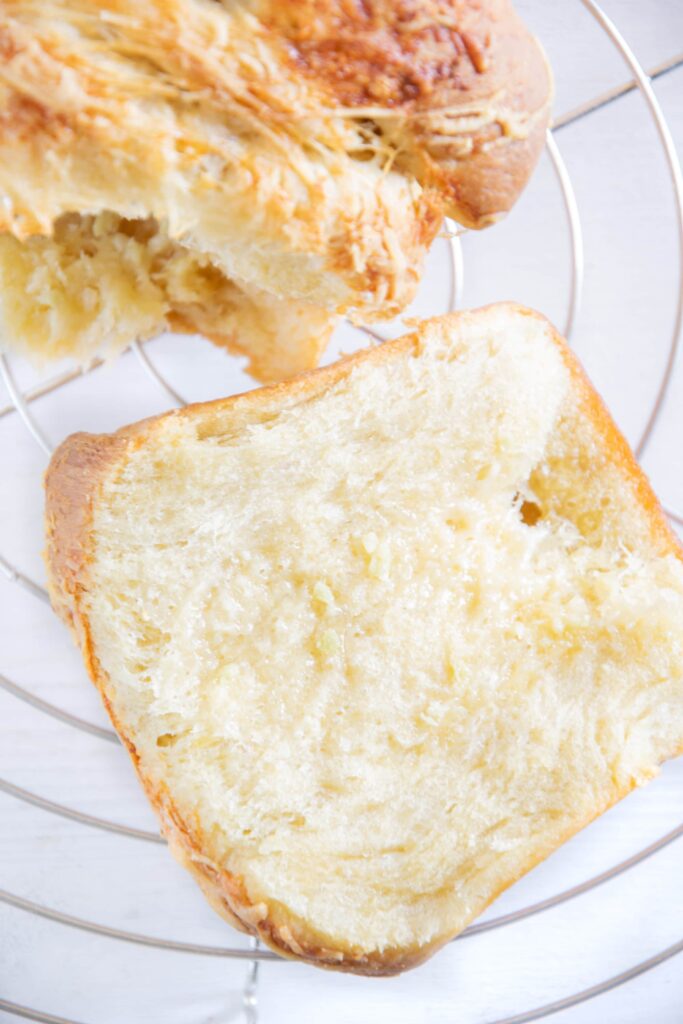 Ein Stück Pull Apart Dinkel-Knoblauchbrot von oben