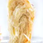 Ein Stück Pull Apart Dinkel-Knoblauchbrot von der Innenseite auf Augenhöhe mit sehr viel Struktur