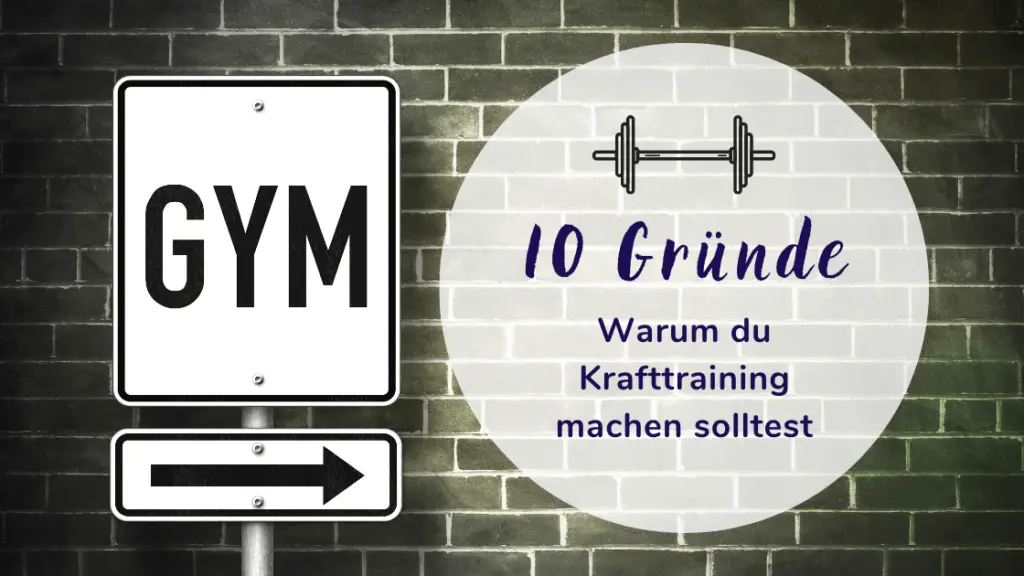 Dunkelgrüne Ziegelwand mit einem Wegweiser davor. Darauf steht "Gym". Darunter ein Schild mit einem Pfeil nach rechts. Neben dem Schild der Titel des Blogartikels: "10 Gründe, warum du Krafttraining machen solltest".