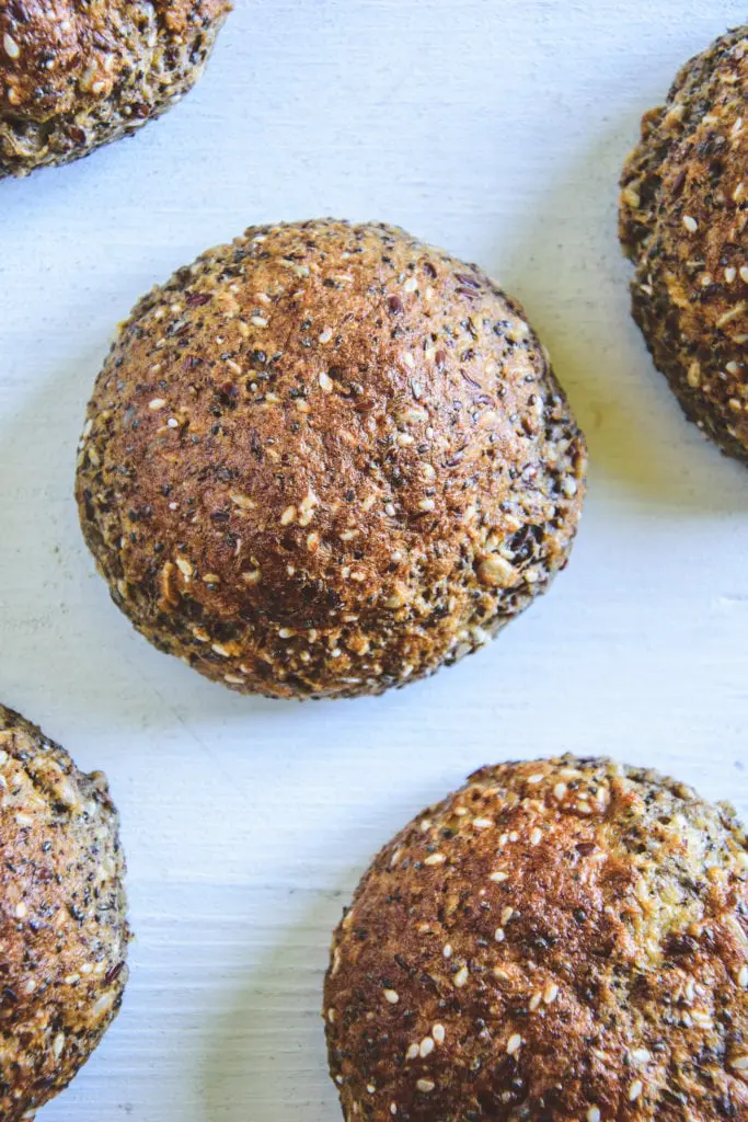 Schnelle Low Carb Saaten-Brötchen auf weißem Untergrund. Top View.
