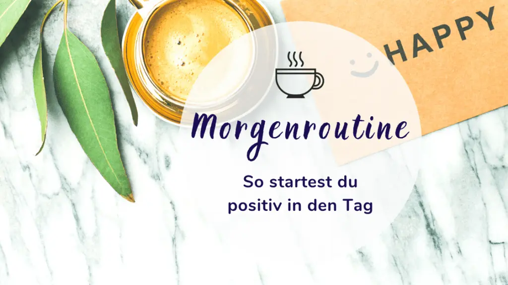 Kaffeetasse, grüne Blätter und eine braune Karte mit der Aufschrift "Happy" – Flatlay.