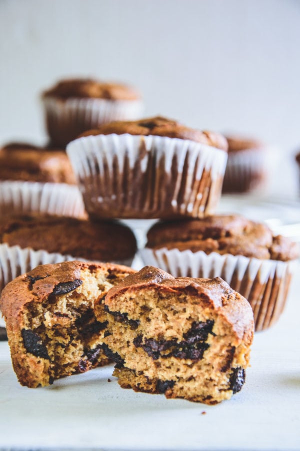 Gesunde Low Carb Muffins mit Schokolade und Erdnussmus