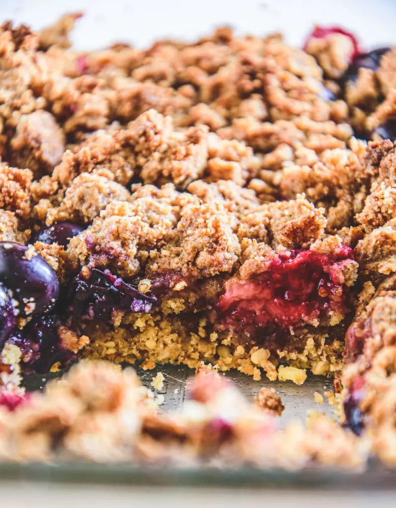 Gesunder Beeren-Streuselkuchen mit Dinkelmehl, Mandeln und ohne Zucker. Ansicht im 45-Grad-Winkel.