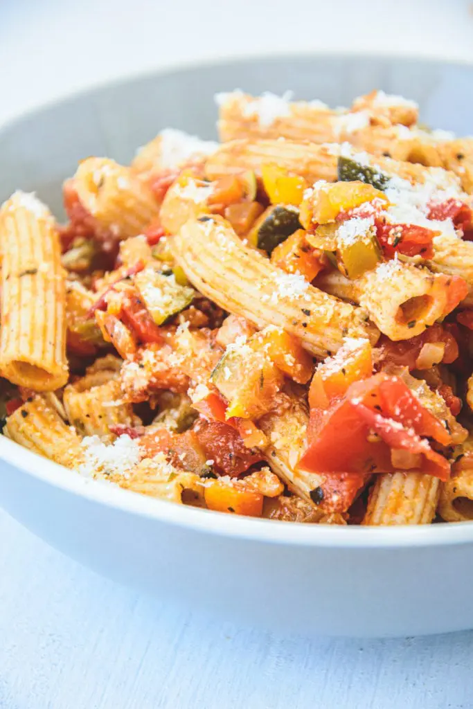 Gesunde Pasta mit Gemüsesugo - Oats and Crumbs