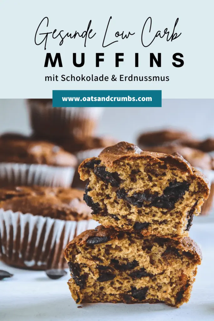 Ein halbierter Peanut Chocolate Chip Muffins mit der Textur im Fokus und weiteren Muffins im Hintergrund. Fotografiert auf Augenhöhe.