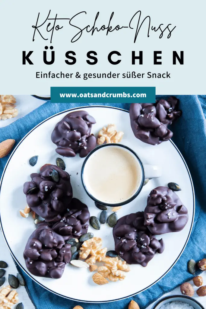 Keto-Schoko-Nuss-Küsschen auf einem weißen Teller mit einem Espresso