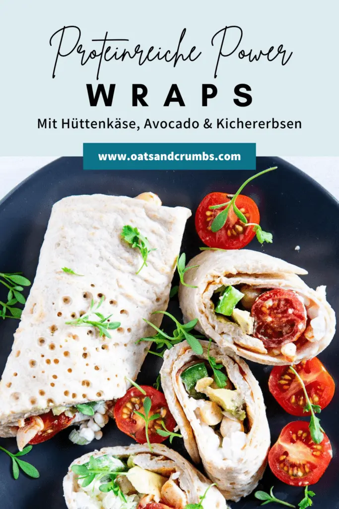 Power Wraps mit Avocado, Hüttenkäse und Kichererbsen, garniert mit Kresse. Aufgeschnitten auf einem schwarzen Teller.