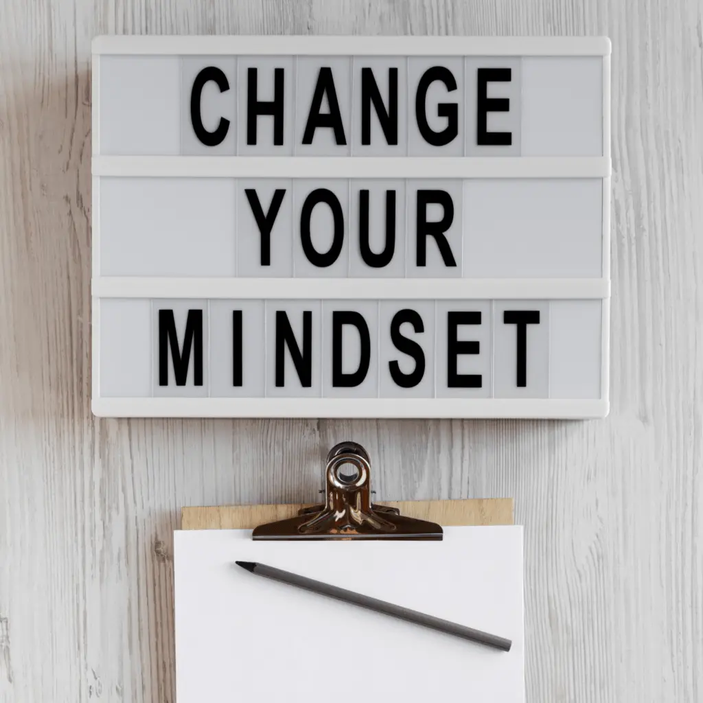 Helles Letterboard mit der Aufschrift: "Change your mindset!"