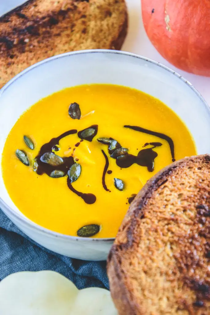 Cremige Kürbissuppe mit Ingwer und Kernöl - Oats and Crumbs
