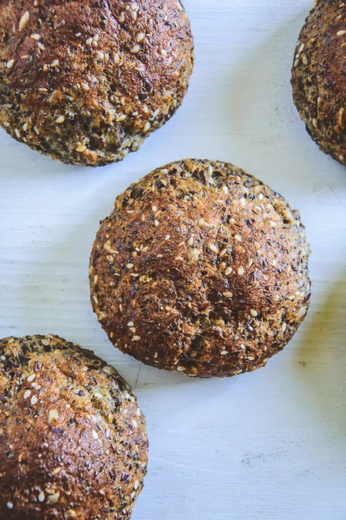 Schnelle Low Carb Saaten-Brötchen auf weißem Untergrund. Top View.