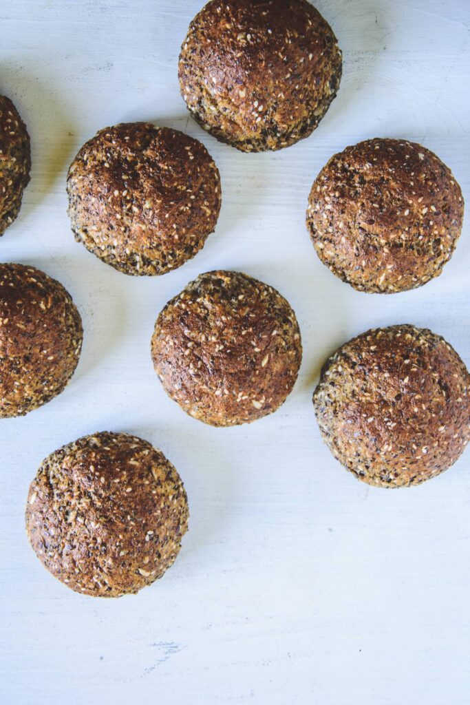 Schnelle Low Carb Saaten-Brötchen auf weißem Untergrund. Top View.