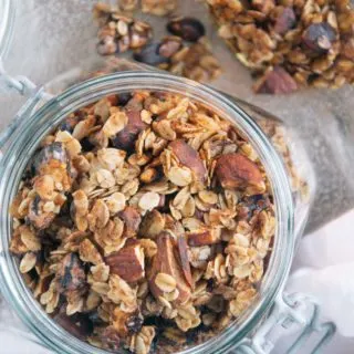 Nahaufnahme von oben von Lebkuchen-Granola in einem Glas.