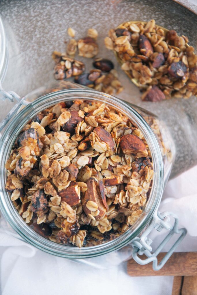 Nahaufnahme von oben von Lebkuchen-Granola in einem Glas.