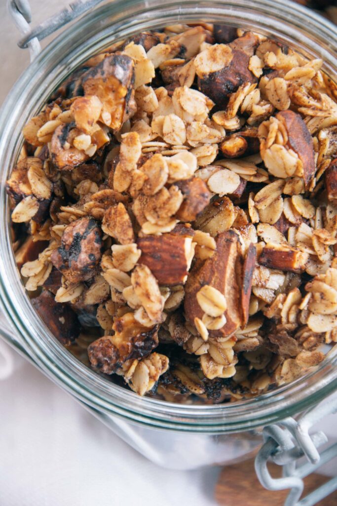 Nahaufnahme von oben von Lebkuchen-Granola in einem Glas. Viele Details erkennbar.