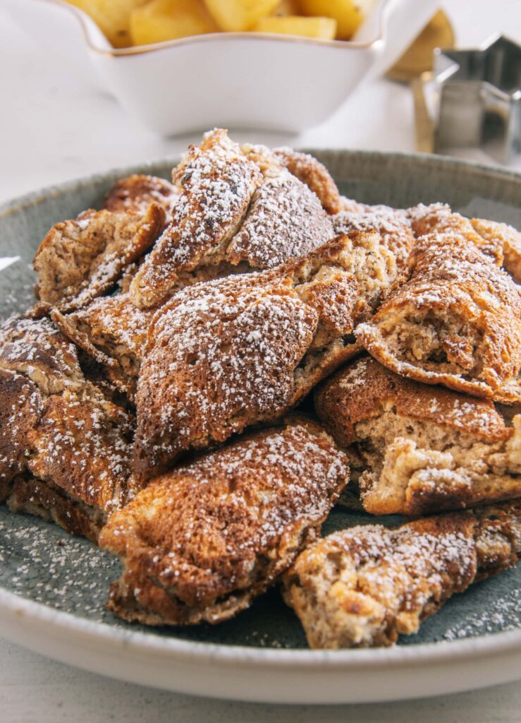 Nahaufnahme von Lebkuchen-Schmarrn mit vielen Details. Man sieht, wie fluffig der Teig ist, und das Bild verbreitet eine gemütliche Weihnachtsstimmung.