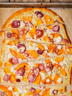 Einfacher Kürbis-Protein-Flammkuchen.