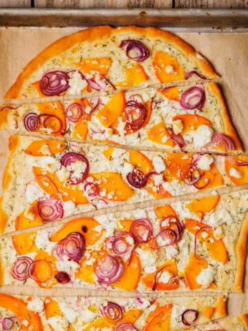 Einfacher Kürbis-Protein-Flammkuchen.