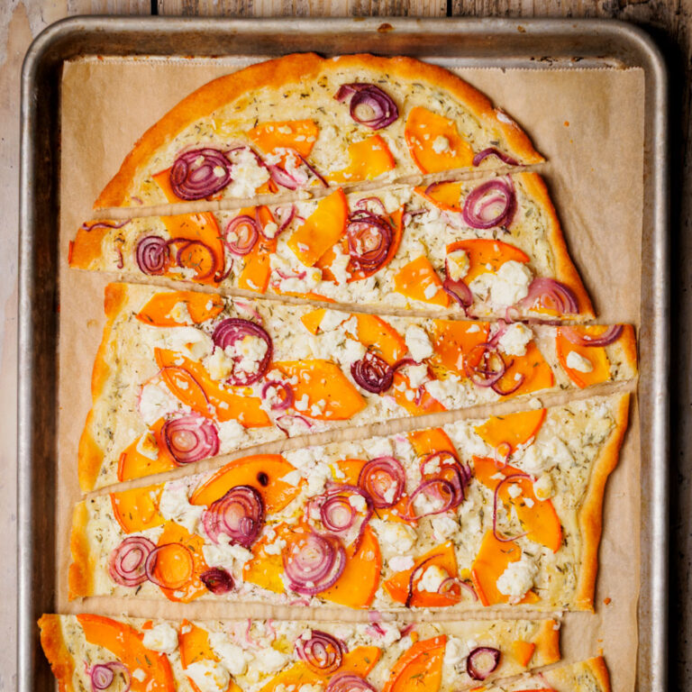 Einfacher Kürbis-Protein-Flammkuchen.