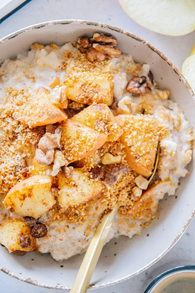 Nahaufnahme von Apfelstrudel-Porridge von oben, sodass die Knusperbrösel deutlich sichtbar sind.