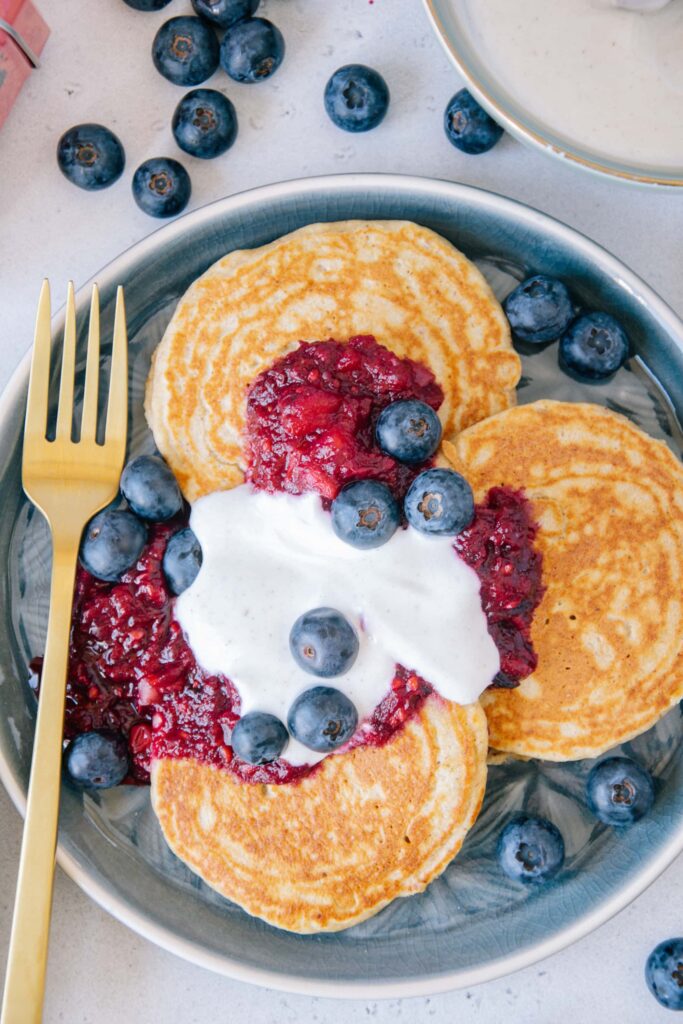 Nahaufnahme von oben von gesunde glutenfreien Hafer-Chai-Pancakes ohne Zucker. Goldbraune Farbe und Details der Pancakes sind deutlich erkennbar.