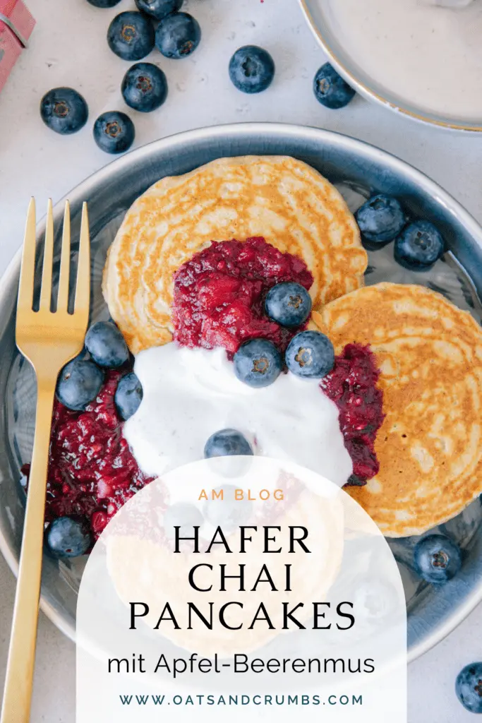 Pinterest-Grafik für Hafer-Chai-Pancakes mit Apfel-Beerenmus und Vanillejoghurt