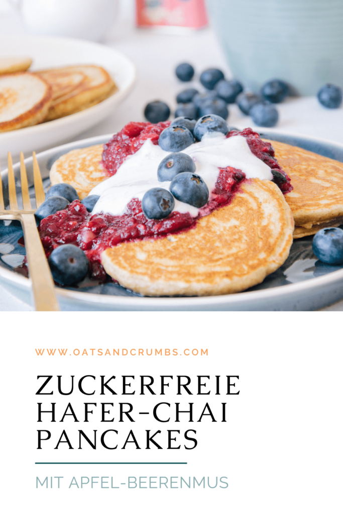 Pinterest-Grafik für Hafer-Chai-Pancakes mit Apfel-Beerenmus und Vanillejoghurt