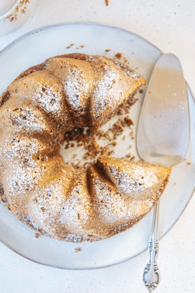 Einfacher und schneller Low carb Mohnkuchen von oben auf einem graublauen Teller mit einer Vintage-Tortenschaufel.