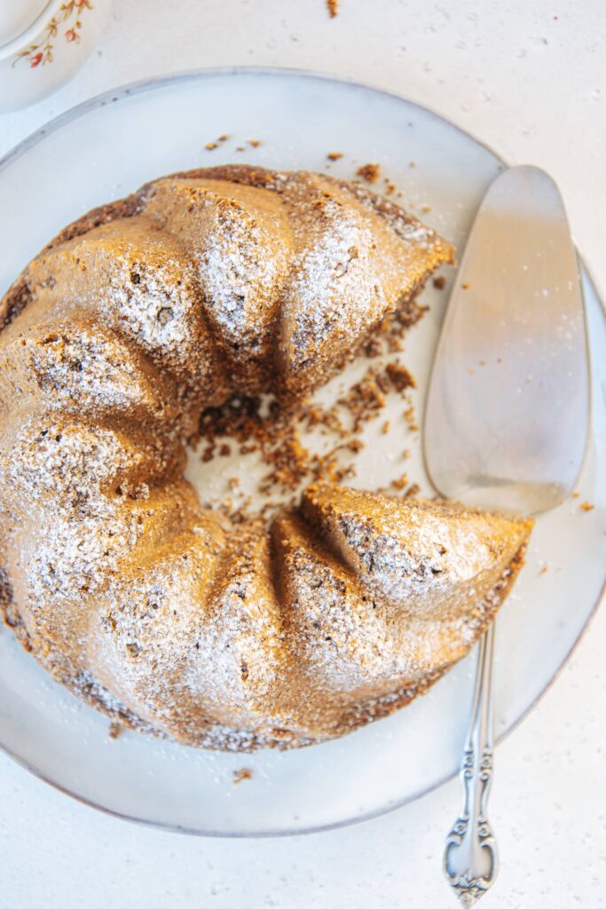 Einfacher und schneller Low carb Mohnkuchen von oben auf einem graublauen Teller mit einer Vintage-Tortenschaufel.