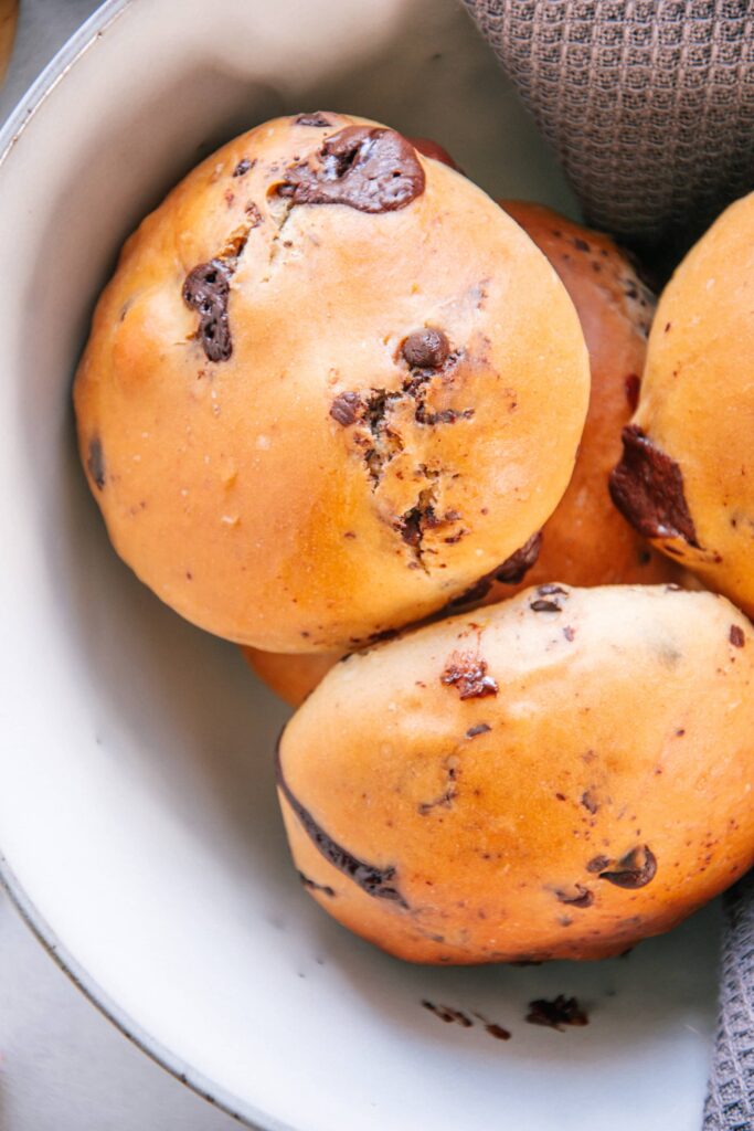 Nahaufnahme von oben von Schokobrötchen nach dem Grundrezept für veganen süßen Hefeteig ohne Zucker