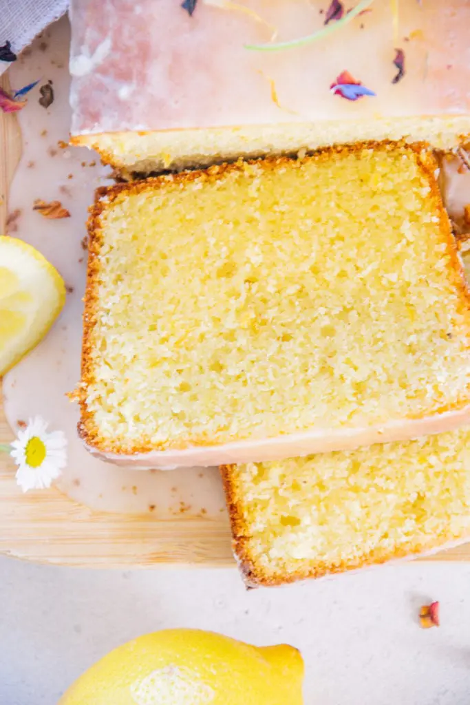 Zitronensaft macht diesen Kuchen besonders saftig und erfrischend.