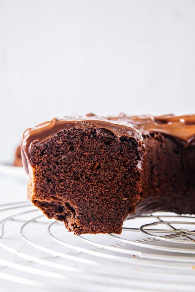 Anschnitt vom besten Schokoladenkuchen auf Augenhöhe fotografiert. Die saftige und feine Textur ist deutlich sichtbar.